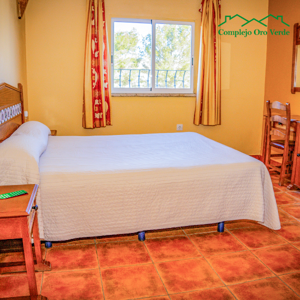 habitación doble cama matrimonio hostal